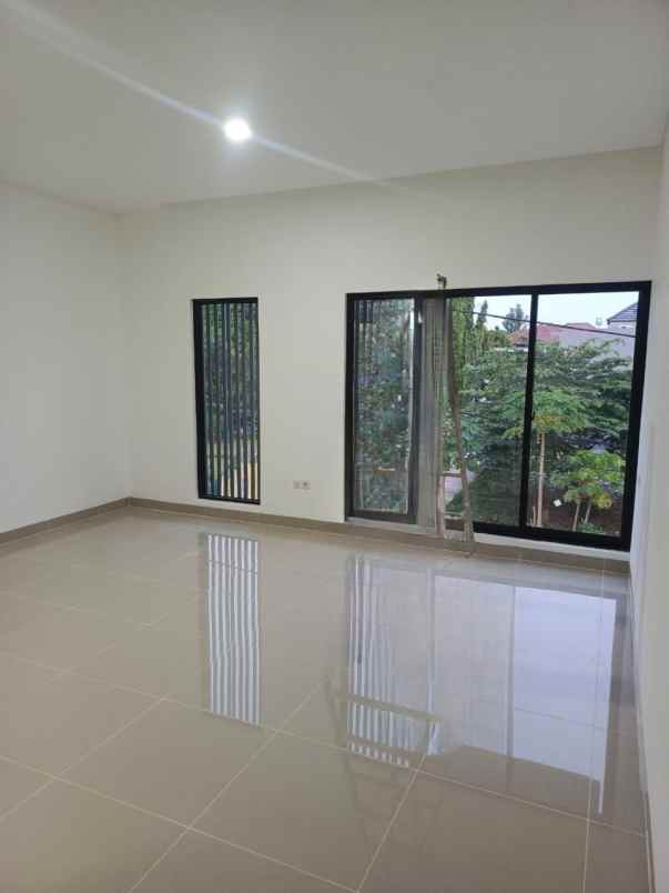 rumah dalam komplek kav dki meruya utara