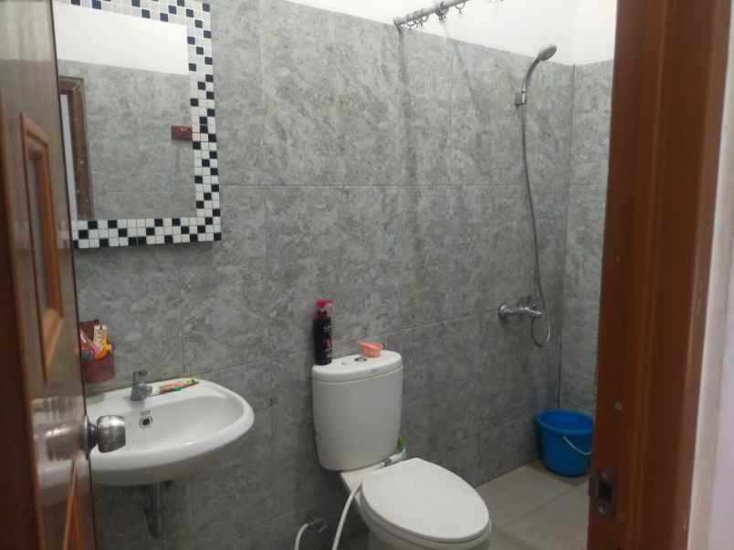 rumah dalam komplek siap hinu lokasi duren sawit