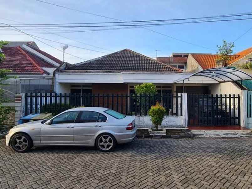 rumah di klampis anom hadap utara