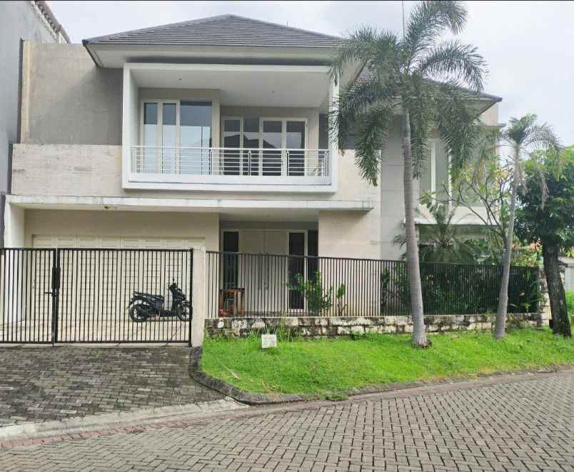 rumah graha famili minimalis row 4 mobil