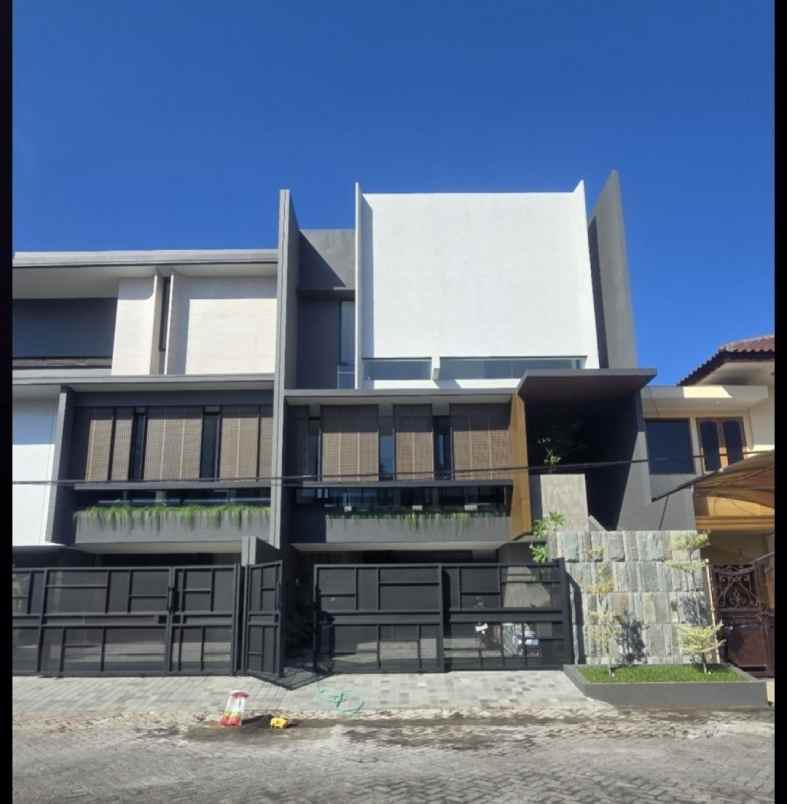 rumah manyar kertoadi new gress modern strategis