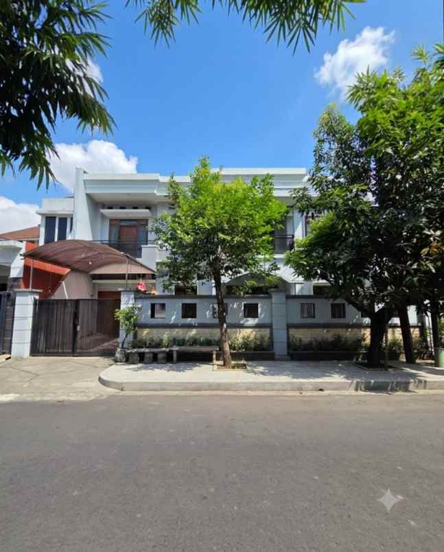 rumah manyar tompotika siap huni row 3 mobil
