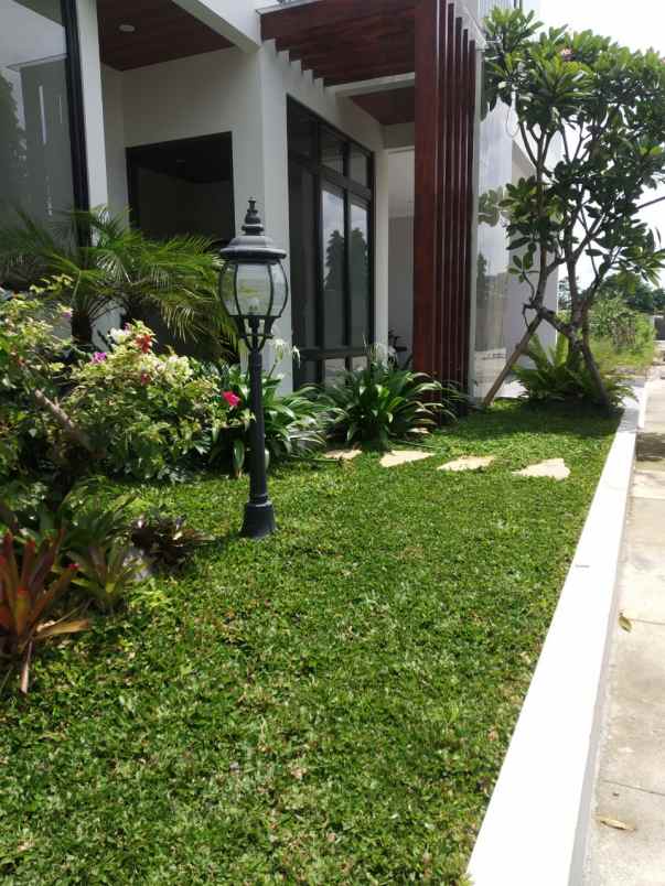 rumah mewah dalam perumahan dekat kantor pemkab sleman