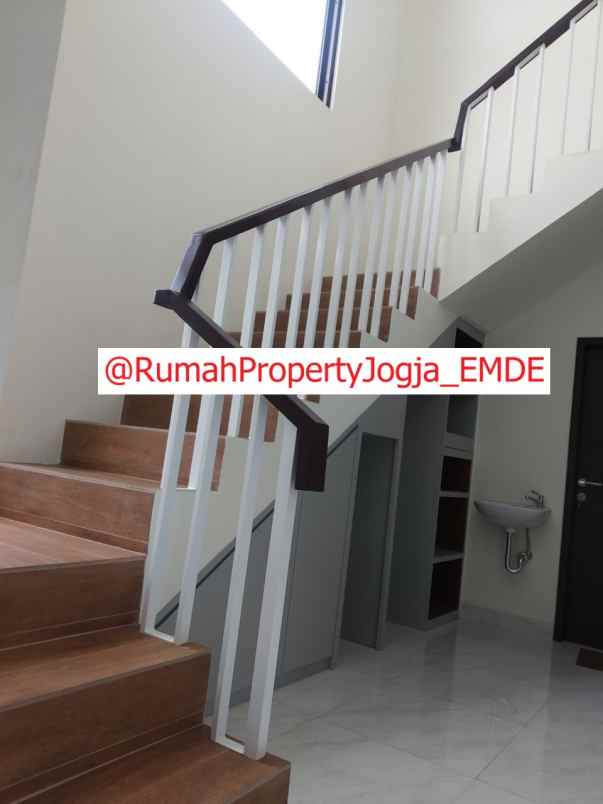 rumah mewah dalam perumahan dekat kantor pemkab sleman