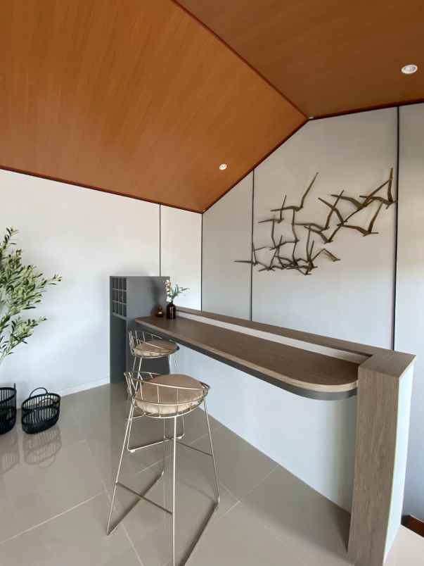 rumah mewah tiga lanti di cluster mewah sambiroto