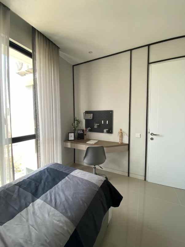 rumah mewah tiga lanti di cluster mewah sambiroto