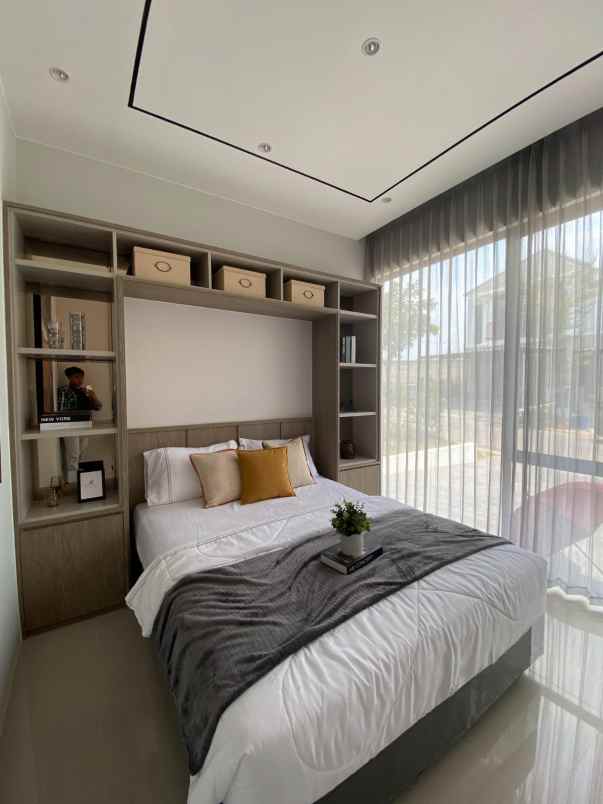 rumah mewah tiga lanti di cluster mewah sambiroto