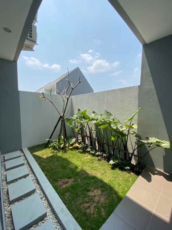 rumah mewah tiga lanti di cluster mewah sambiroto