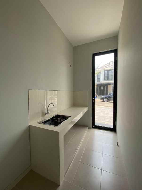 rumah mewah tiga lanti di cluster mewah sambiroto