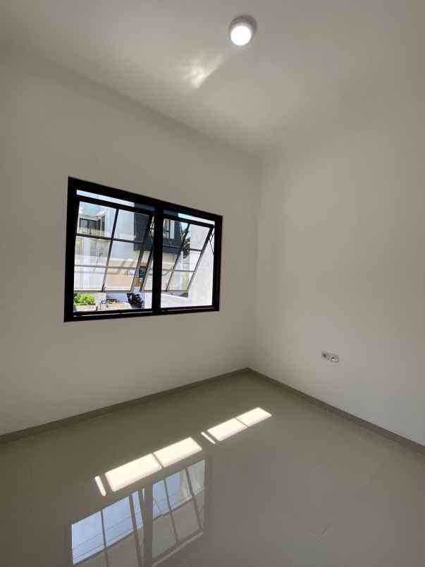 rumah model american classic dekat kampus brawijaya