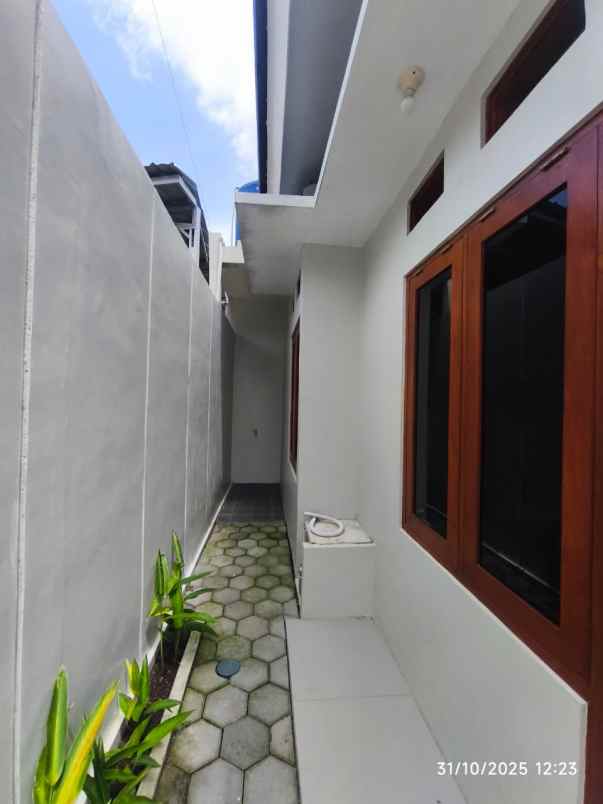 rumah modern dalam perumahan dekat gerbang tol kalasan