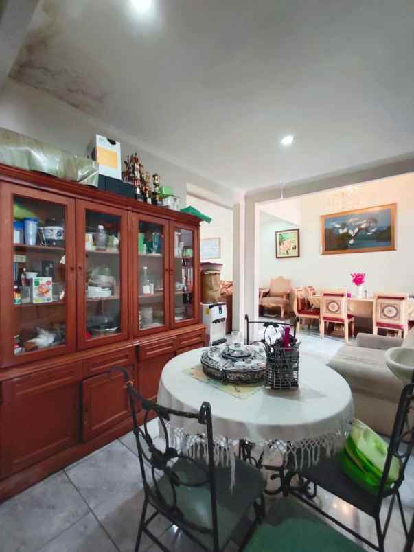 rumah second dalam komplek di cinere