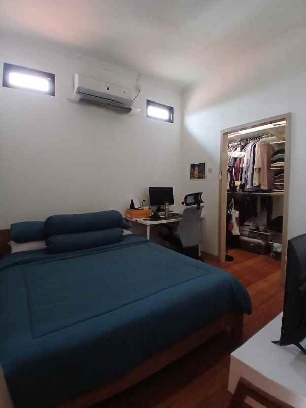 rumah second terawat strategis di mampang depok