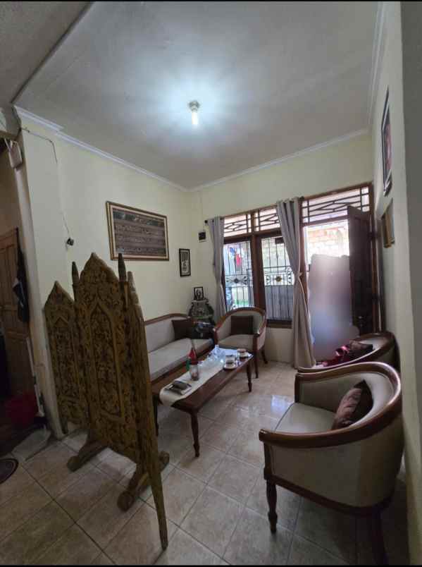 rumah second terawat strategis di mampang depok