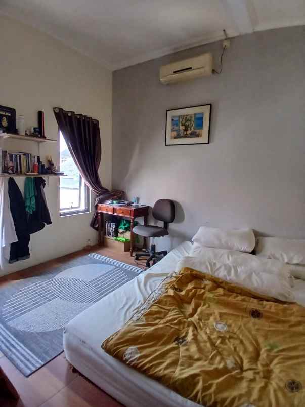 rumah second terawat strategis di mampang depok