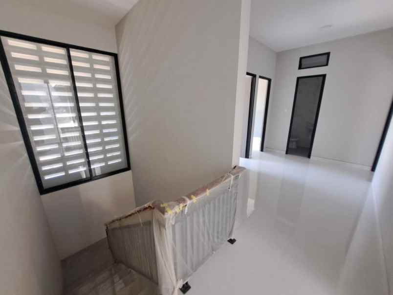 rumah timur di florence pakuwon city new minimalis