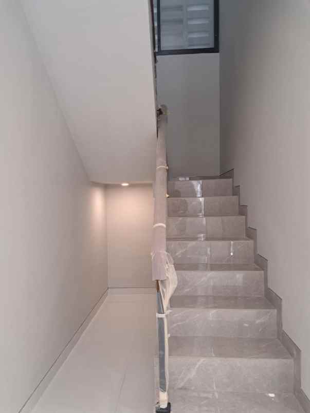 rumah timur di florence pakuwon city new minimalis
