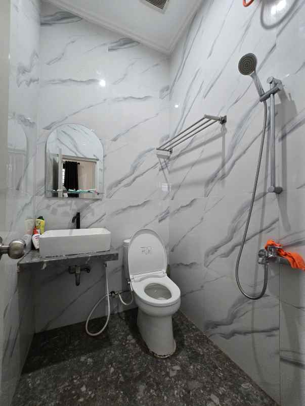 rumah tumbuh posisi hook dalam komplek di duren sawit