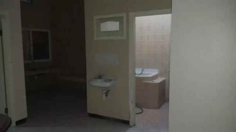 semampir selatan strategis ada gudang