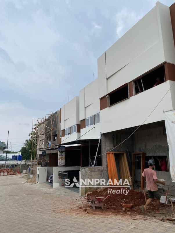 2 lantai 2 carport dalam cluster dekat tol limo rn