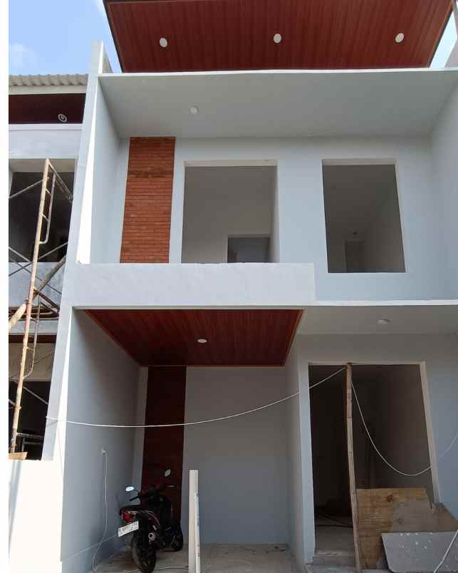 dijual rumah 2 lantai lokasi sangat strategis