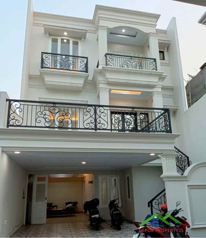 dijual rumah 3 lantai siap huni di jagakarsa