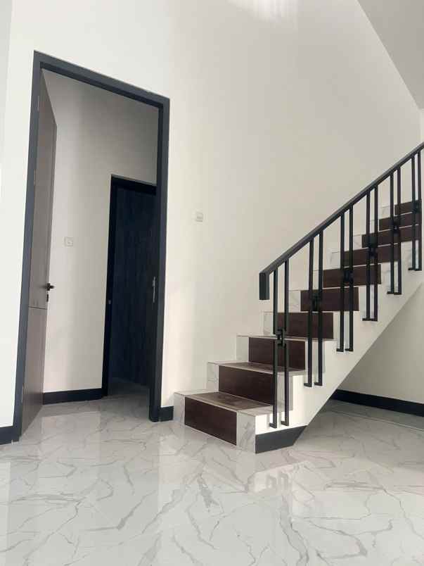 dijual rumah babatan pantai