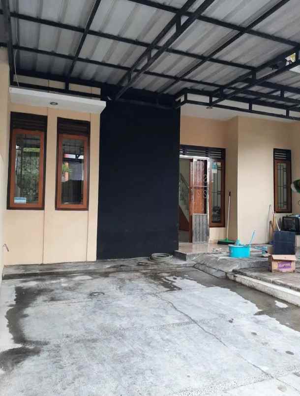 dijual rumah cipamokolan