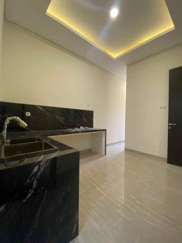 dijual rumah citraland utama cluster