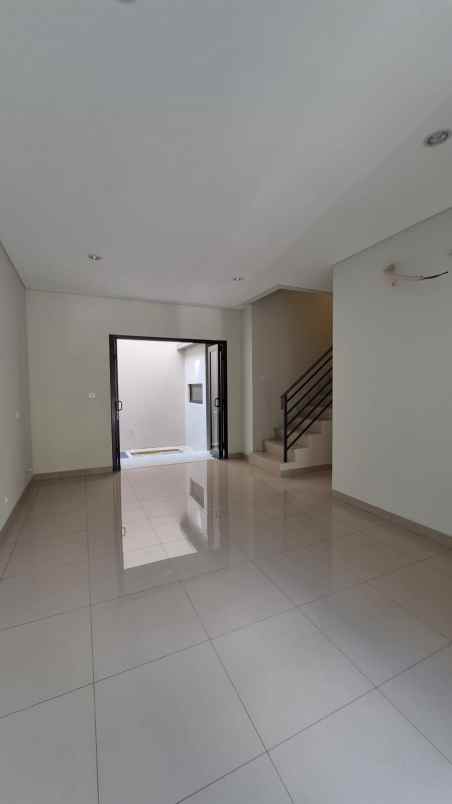 dijual rumah cluster viola summarecon