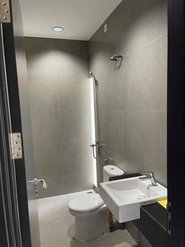 dijual rumah cluster wisteria jakarta