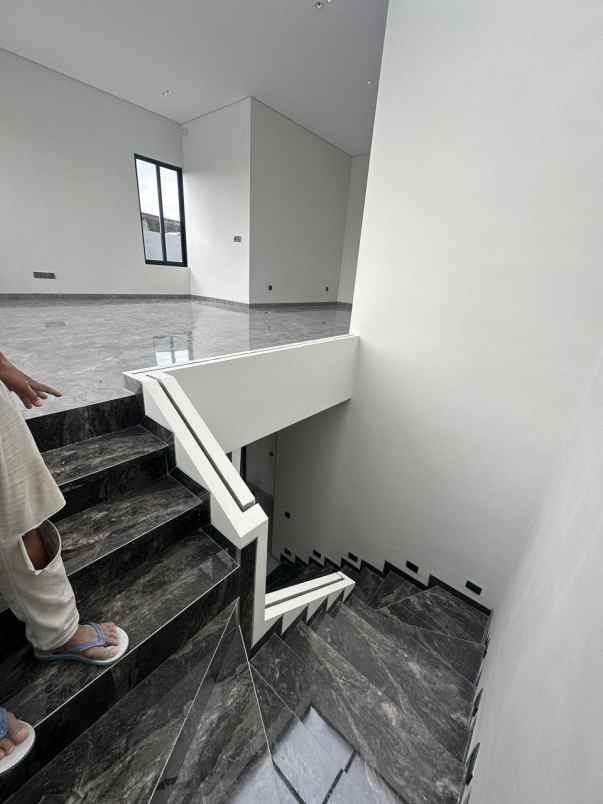 dijual rumah dharmahusada mas