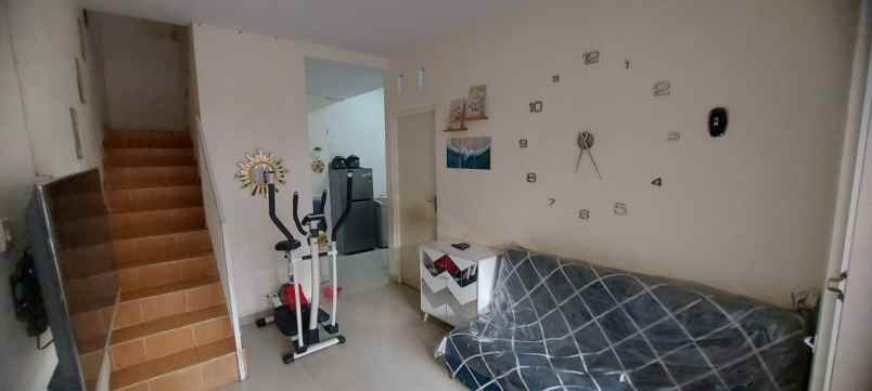 dijual rumah di perumahan graha unika