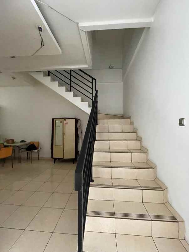 dijual rumah di taman ratu