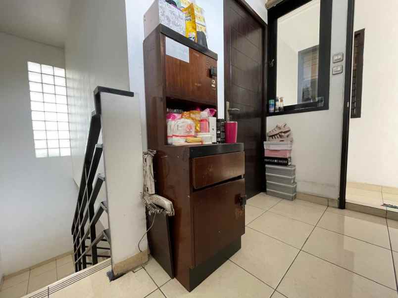 dijual rumah di taman ratu