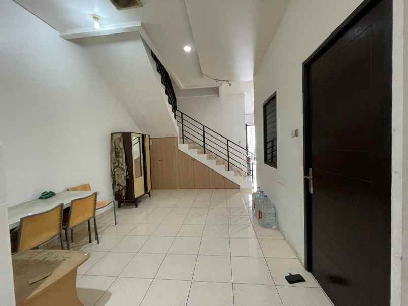 dijual rumah di taman ratu
