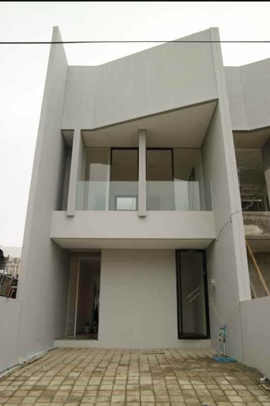 dijual rumah dian istana wiyung