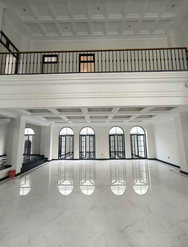 dijual rumah graha family babatan kec