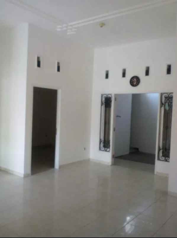 dijual rumah istana dieng