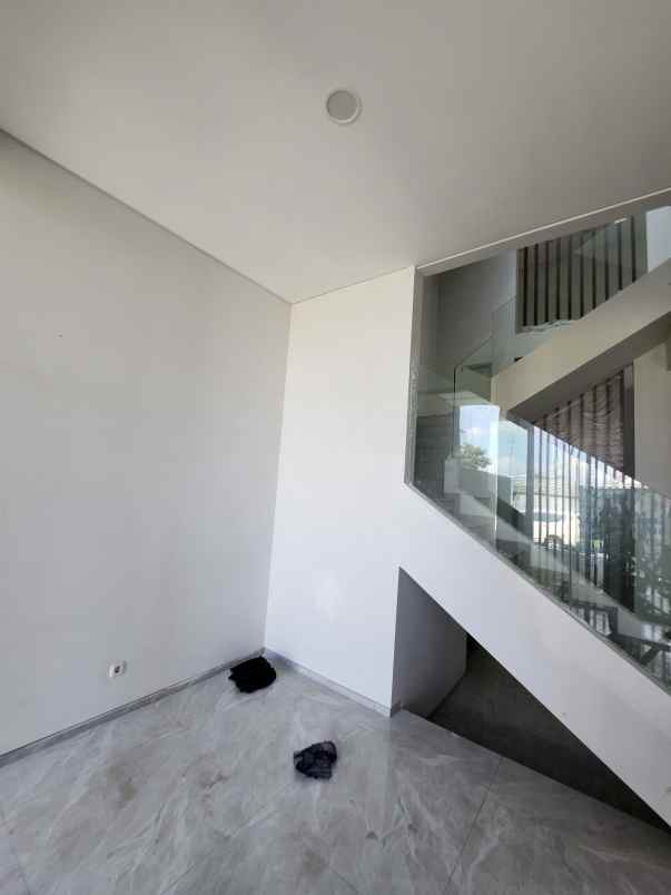 dijual rumah jalan crystal golf citraland