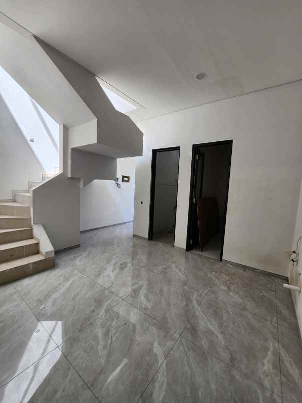 dijual rumah jalan crystal golf citraland