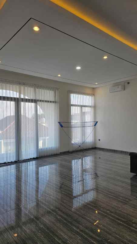 dijual rumah jalan fullerton place