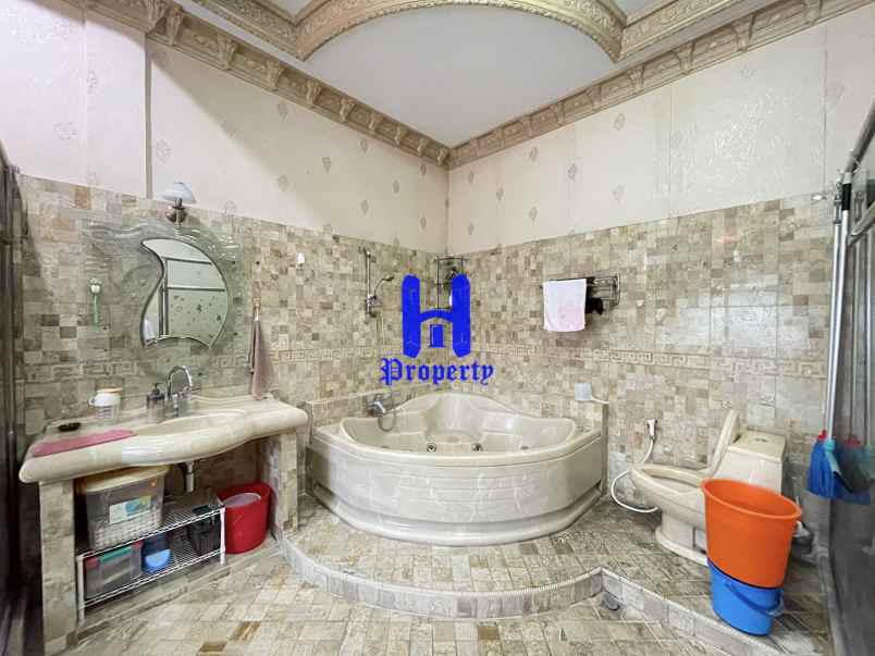 dijual rumah jalan gatot subroto