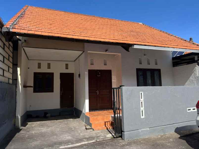 dijual rumah jalan gunung himalaya