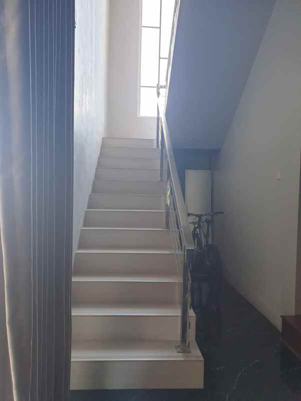 dijual rumah jalan mega endah