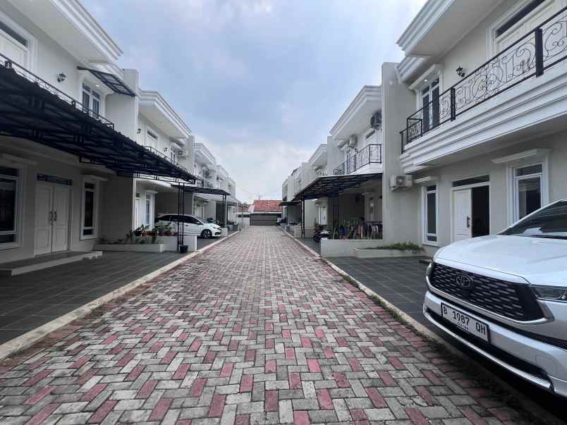 dijual rumah jalan raya kalimulya cilodong