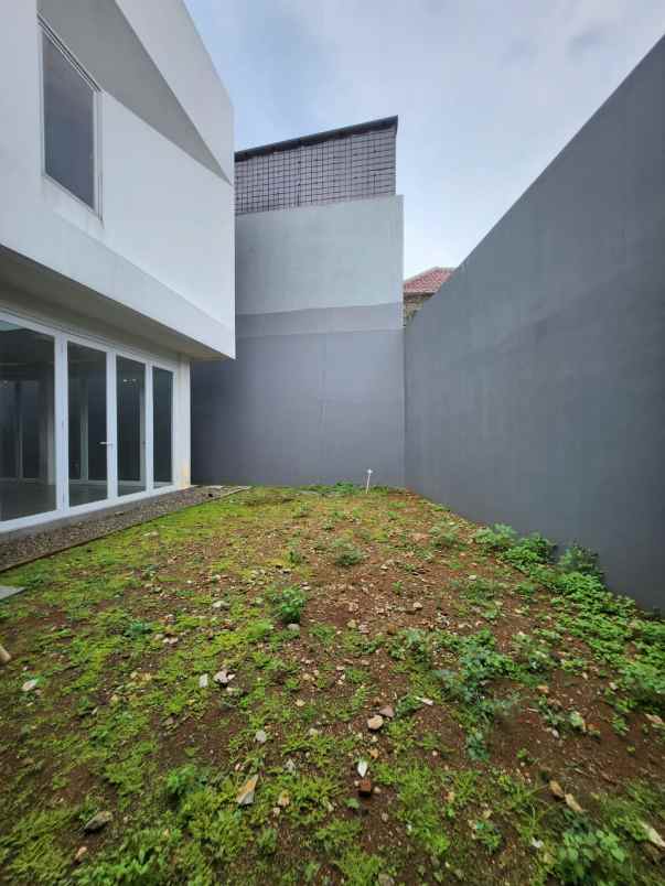 dijual rumah jalan raya lebak bulus