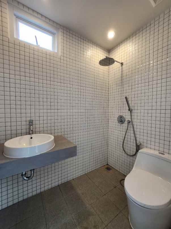 dijual rumah jalan raya lebak bulus