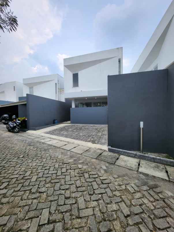 dijual rumah jalan raya lebak bulus