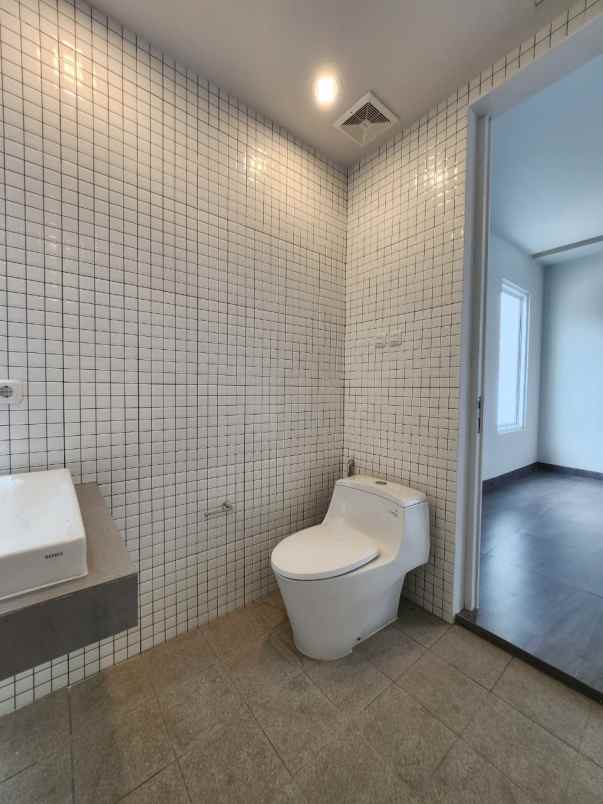 dijual rumah jalan raya lebak bulus